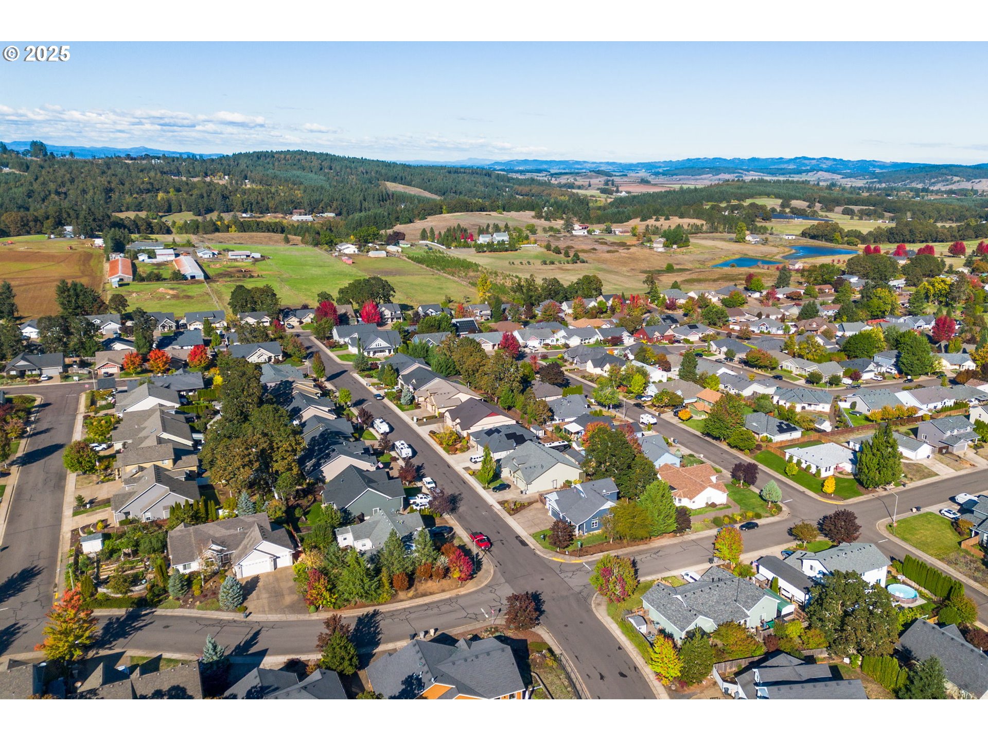 610 Northwest Hillcrest Drive Dallas, OR 97338 - Photo 27 of 32 a view of city and ocean