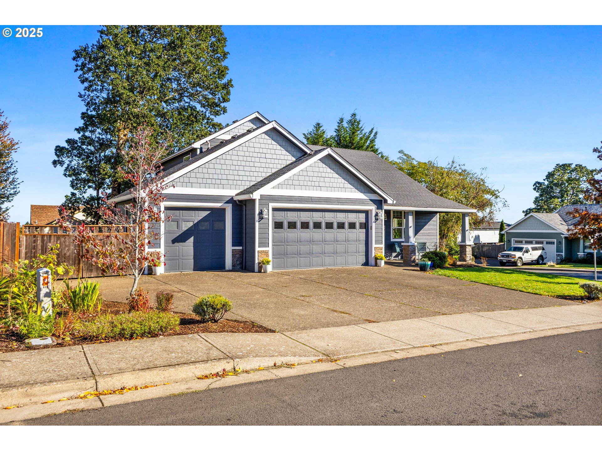 610 Northwest Hillcrest Drive Dallas, OR 97338 - Photo 29 of 32 a front view of a house with a garden