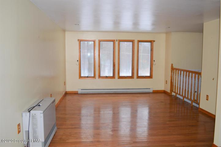 1113 Cobblewood Road Newfoundland, PA 18445 - Photo 3 of 31 LIVING ROOM