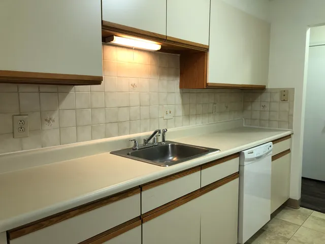 $1,716 | 383 Huse Road, Unit 6, Manchester, NH 03103