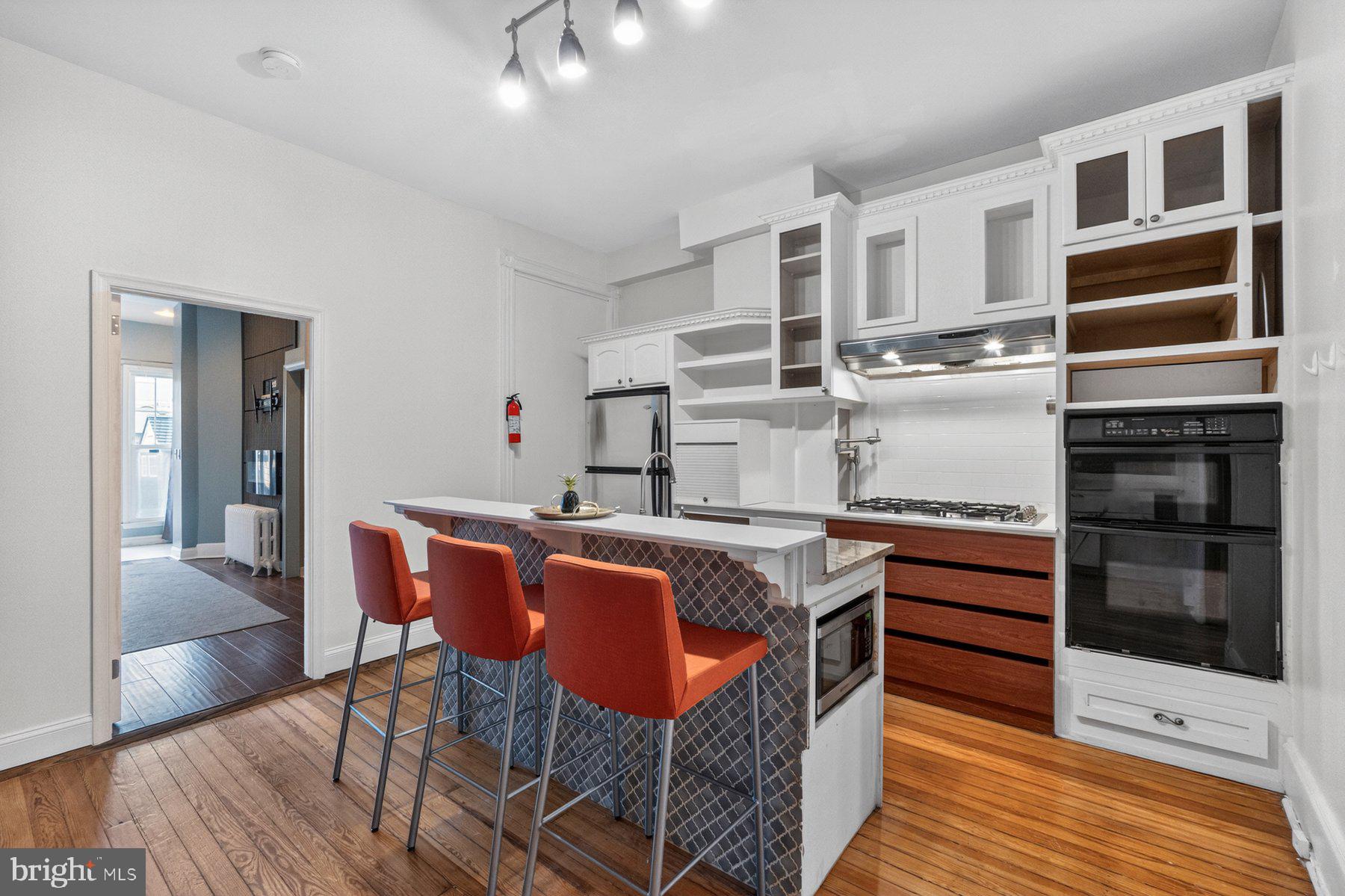 19 R Street Northwest, Unit A Washington, DC 20001 - Photo 11 of 37 Eat in chef's kitchen