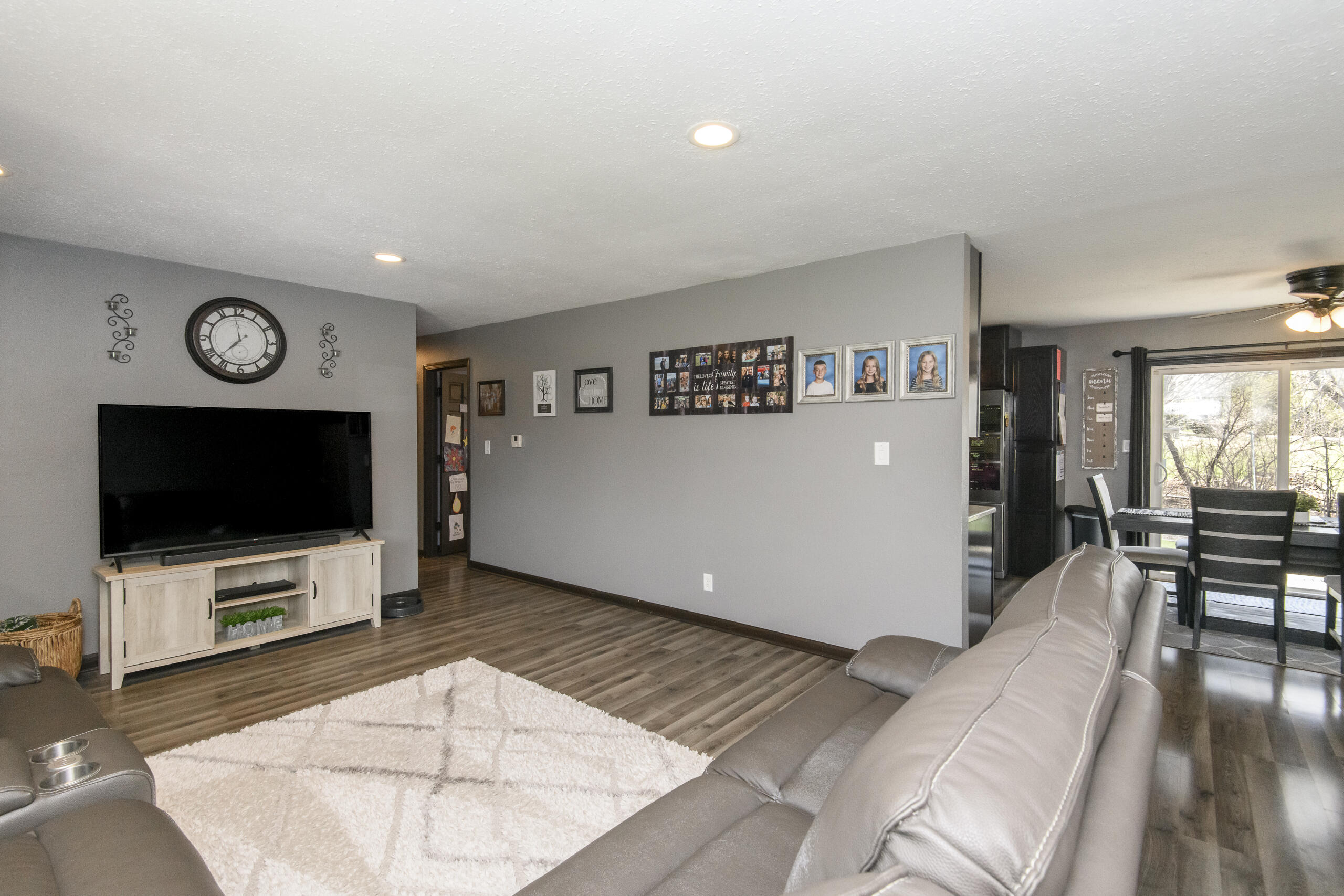 W284-n6506 Hawthorne Road Merton, WI 53029 - Photo 2 of 23 Living Room (view 1)