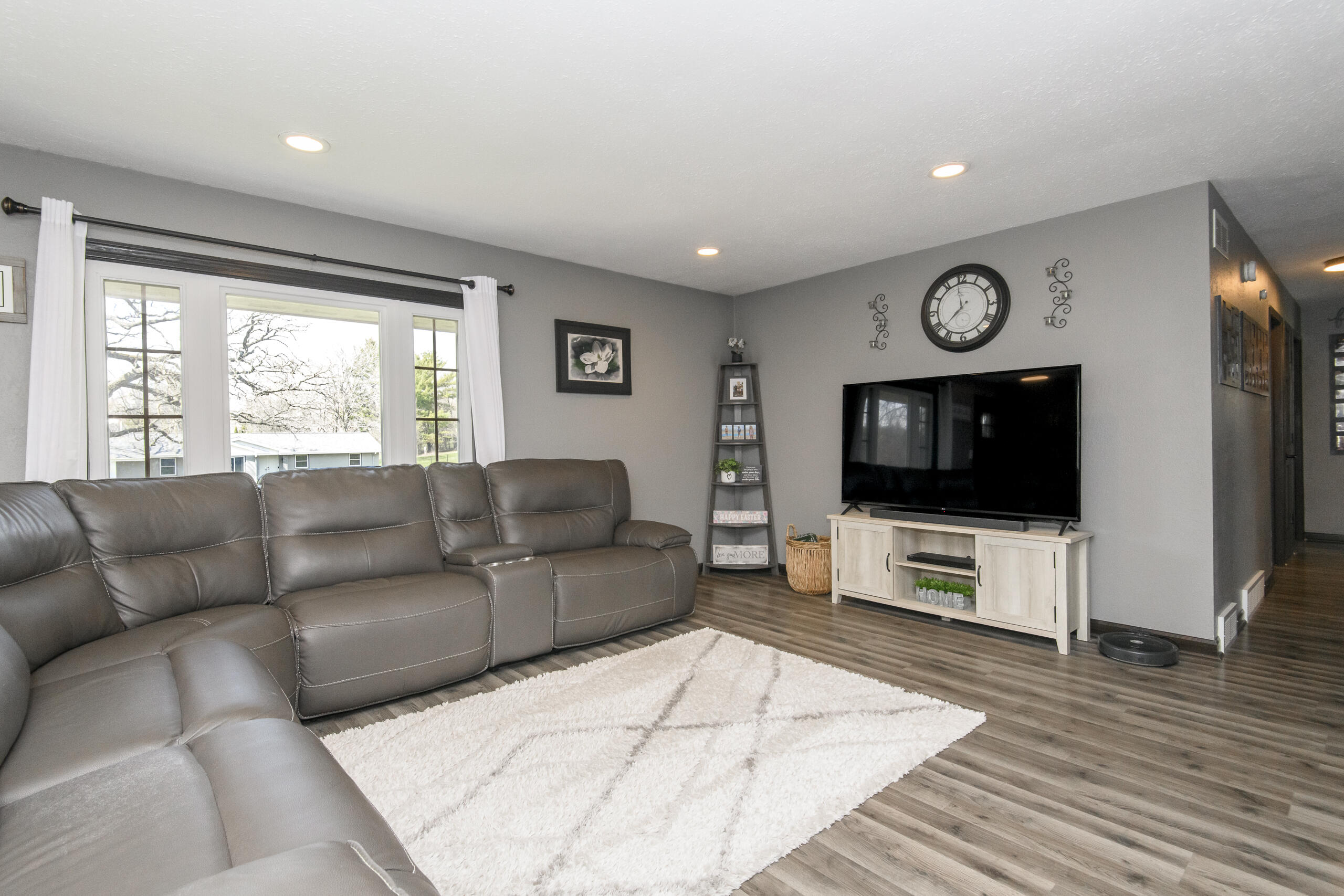 W284-n6506 Hawthorne Road Merton, WI 53029 - Photo 3 of 23 Living Room (view 2)