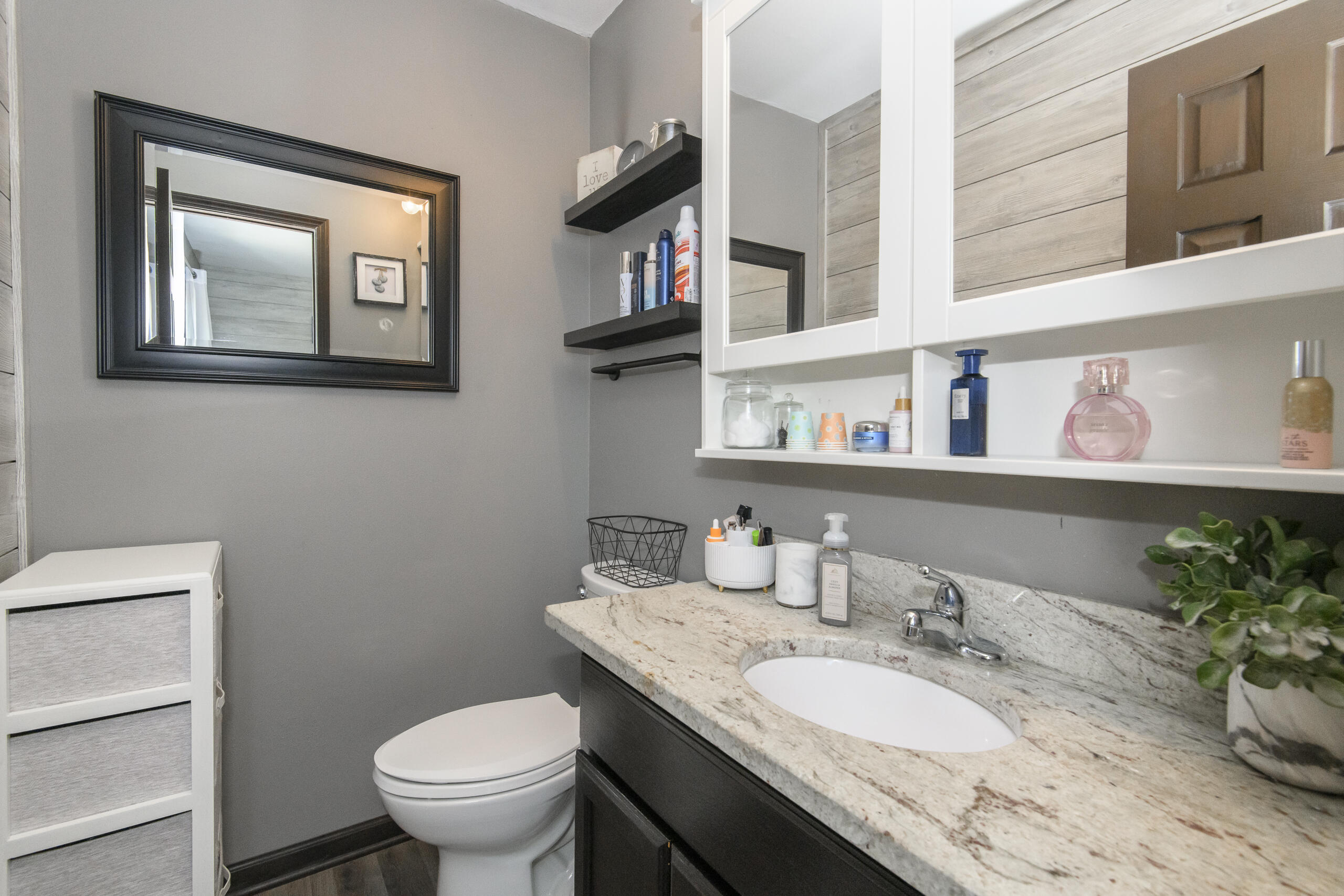 W284-n6506 Hawthorne Road Merton, WI 53029 - Photo 8 of 23 Primary Half Bath