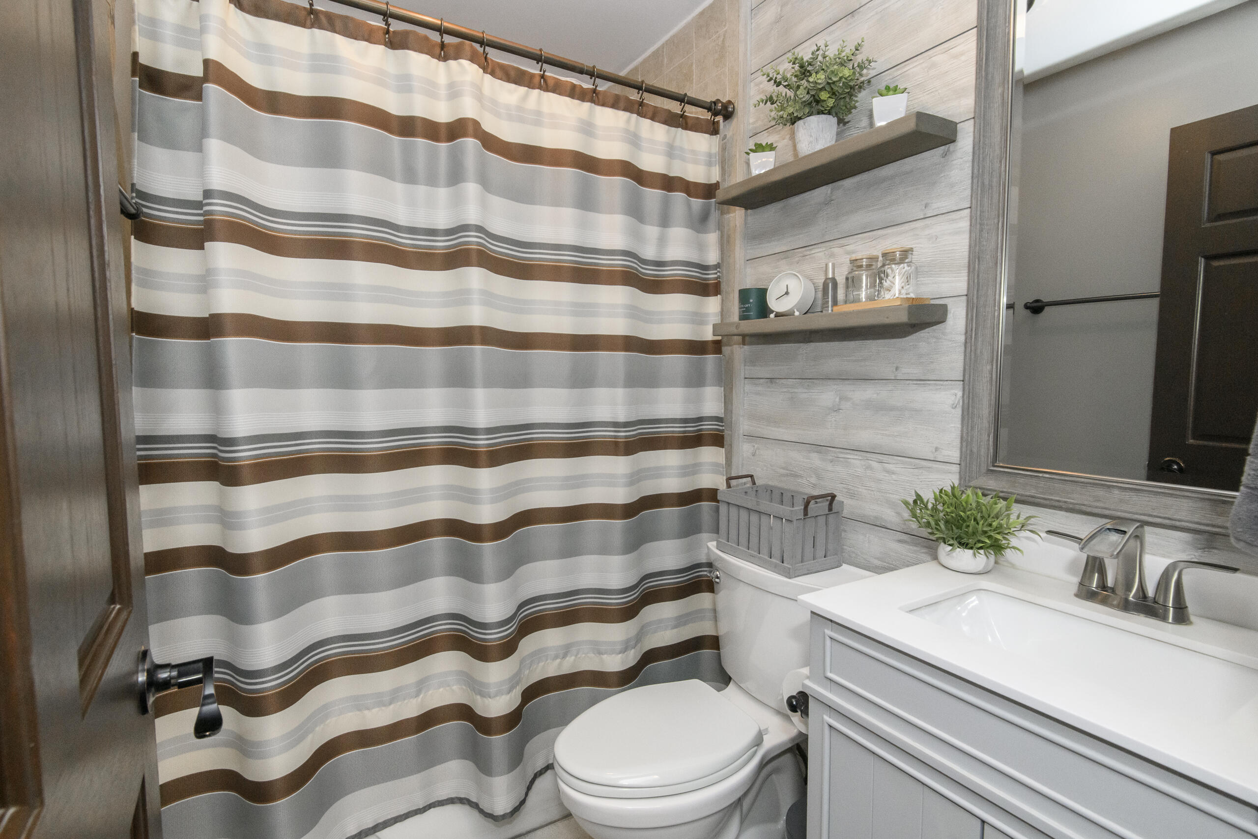 W284-n6506 Hawthorne Road Merton, WI 53029 - Photo 10 of 23 Main Floor Full Bath