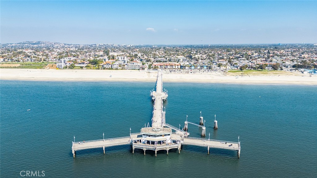 327 Chestnut Avenue, Unit 102 Long Beach, CA 90802 - Photo 25 of 26 a ocean view with beach and city view