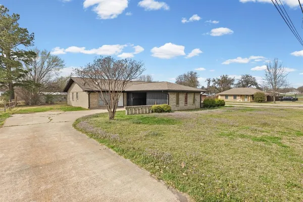 $230,000 | 704 Manson Street, Wolfe City, TX 75496