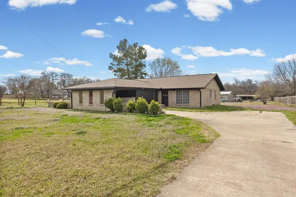 $230,000 | 704 Manson Street, Wolfe City, TX 75496