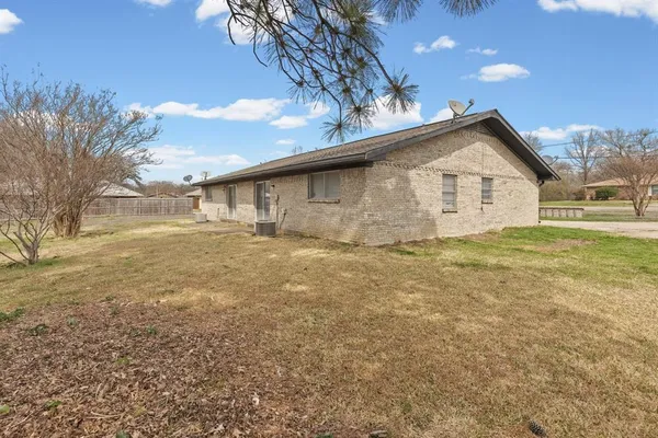 $230,000 | 704 Manson Street, Wolfe City, TX 75496