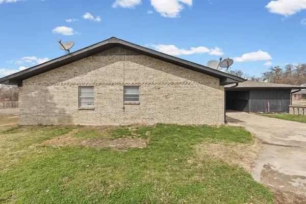 $230,000 | 704 Manson Street, Wolfe City, TX 75496