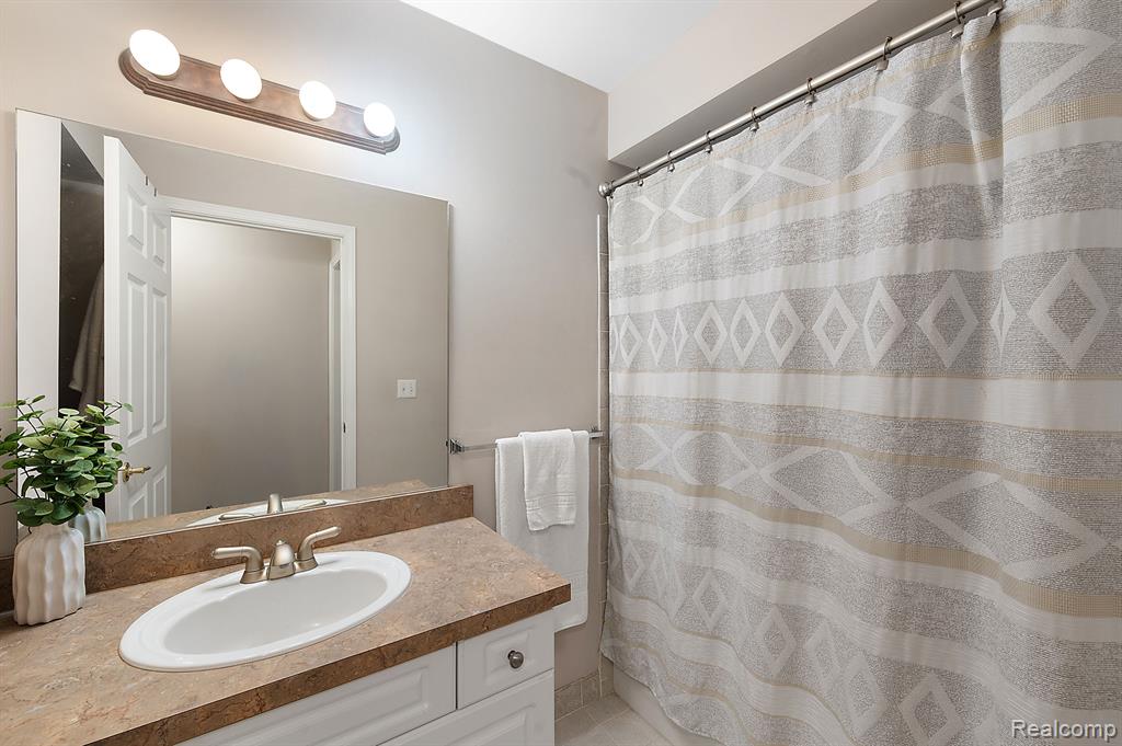 3535 Oakmonte Boulevard Rochester, MI 48306 - Photo 25 of 43