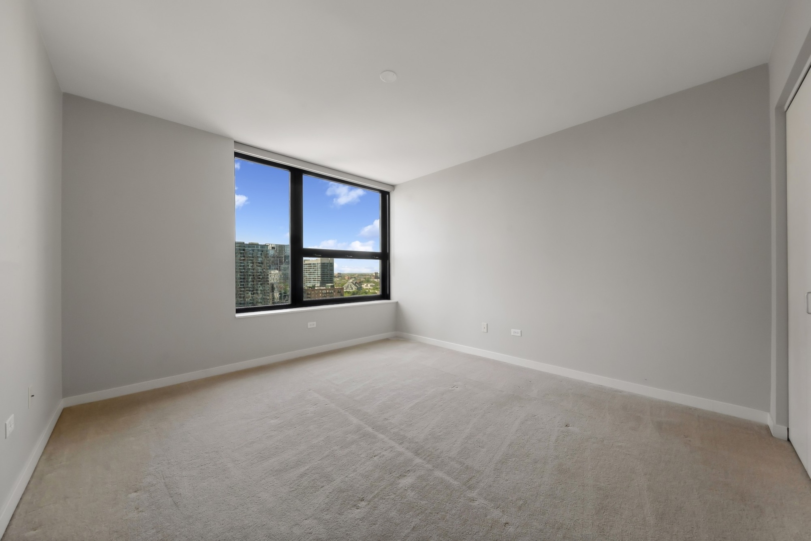 1160 South Michigan Avenue, Unit 2001 Chicago, IL 60605 - Photo 21 of 33 a view of an empty room with a window