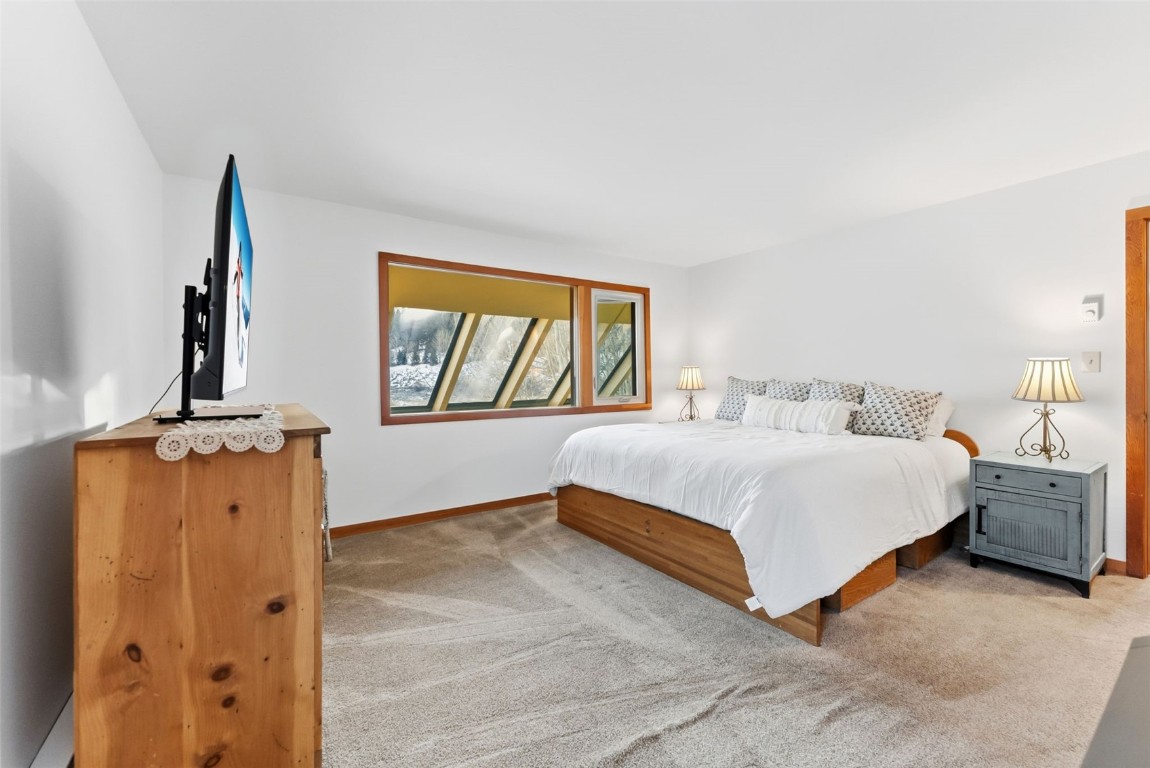 994 Summit Drive Dillon, CO 80435 - Photo 21 of 38 a bedroom with a bed and a window