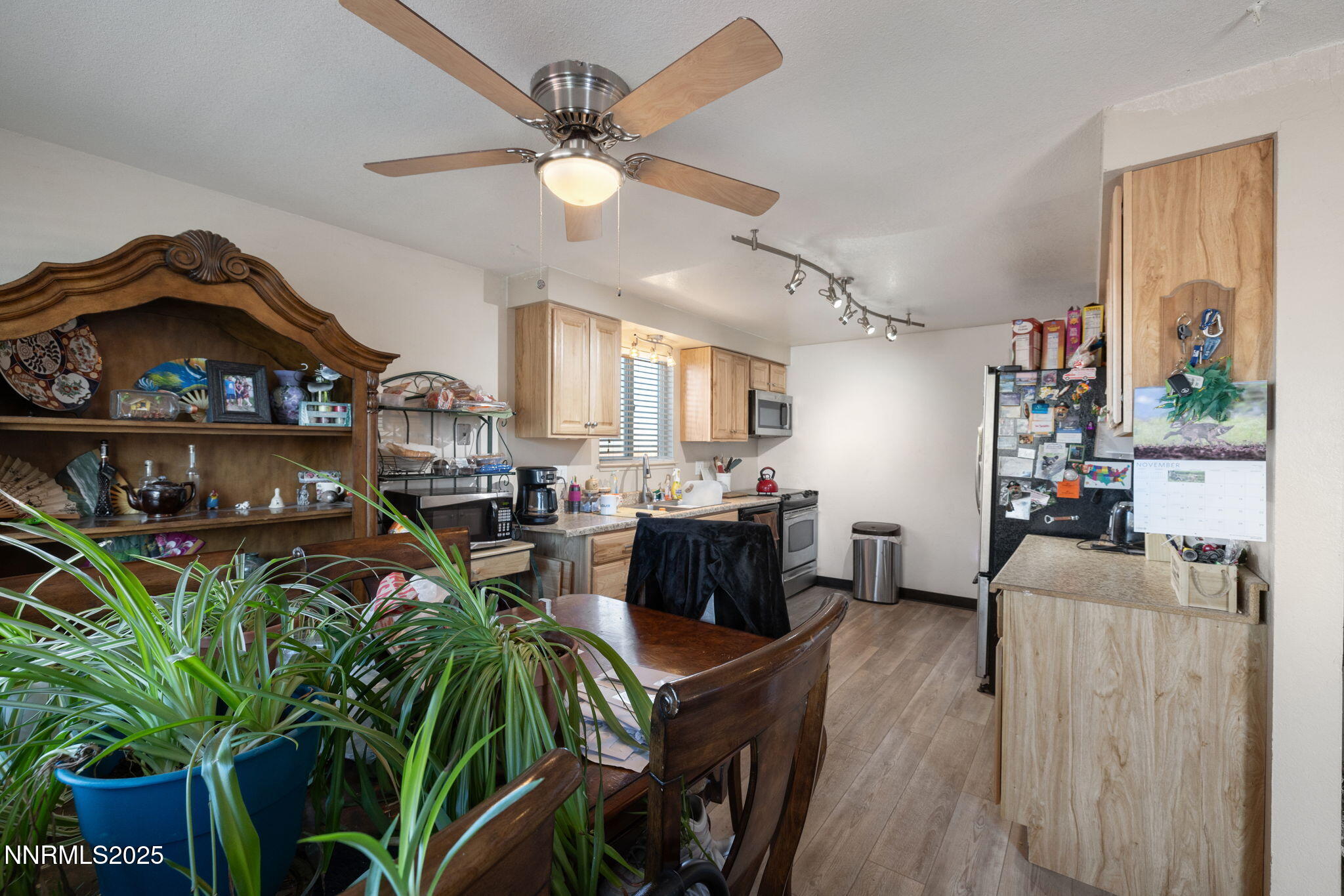 2265 Dakota Way Reno, NV 89506 - Photo 7 of 27 a living room with furniture potted plant and a chandelier