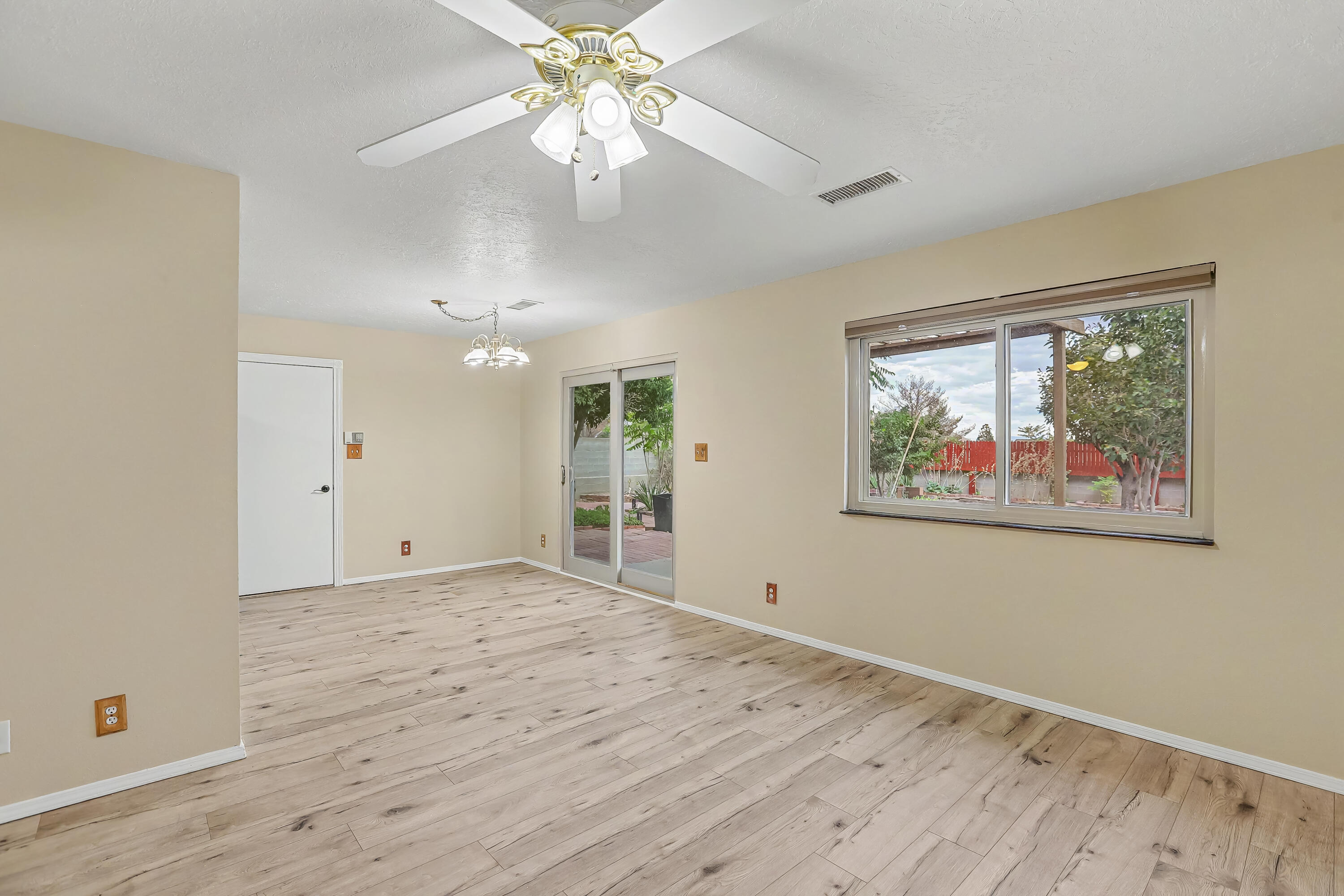 4076 Montreal Loop Northeast Rio Rancho, NM 87144 - Photo 4 of 44 Gallery Image 4