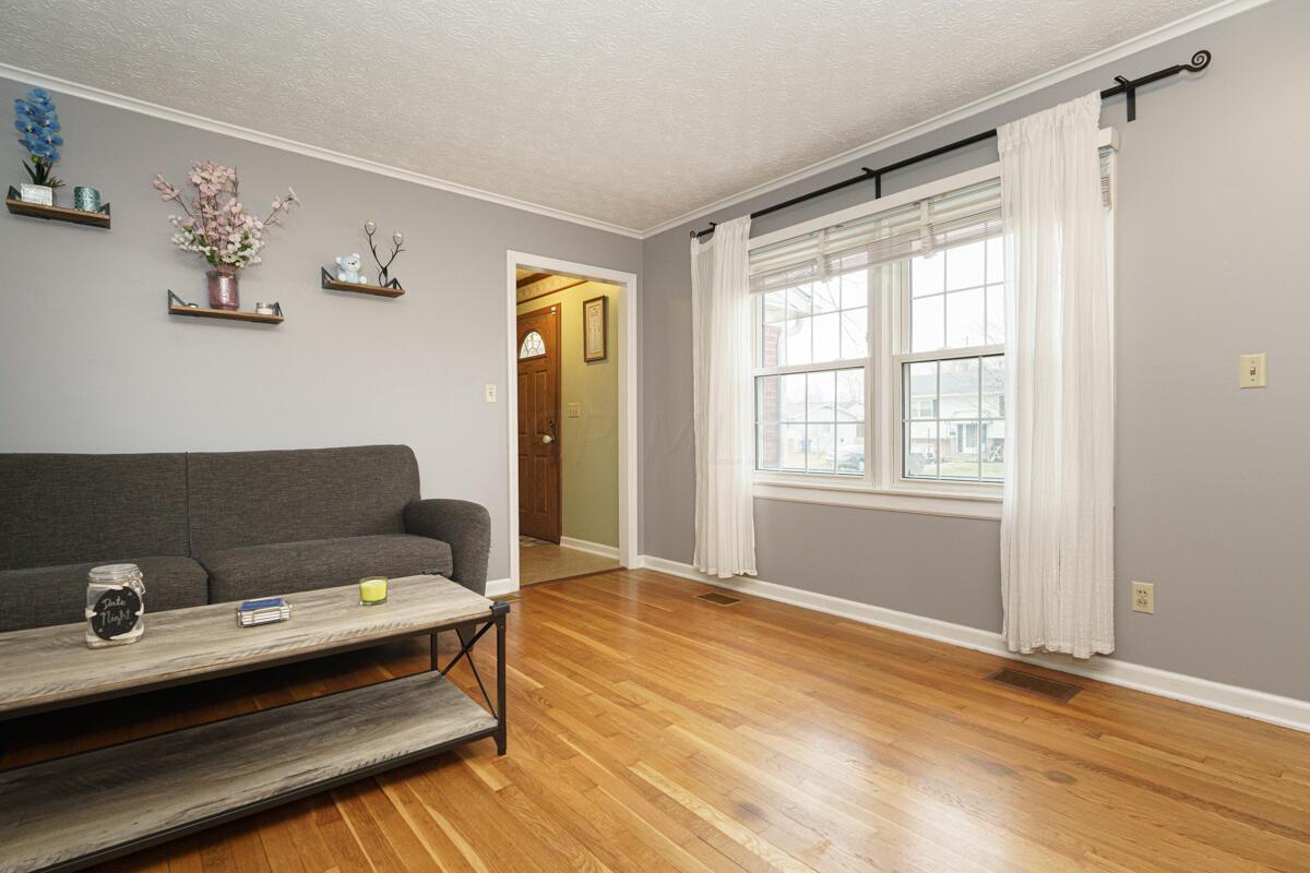 6386 Faircrest Road Columbus, OH 43229 - Photo 5 of 34 Living Room