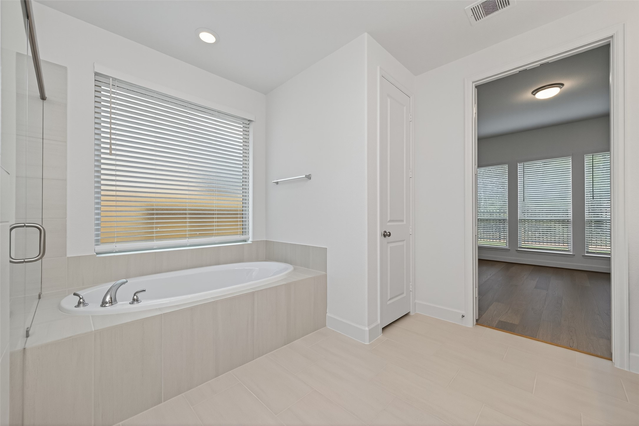 122 Sierra Strm Court Conroe, TX 77304 - Photo 31 of 40 a bathroom with a bathtub and a window