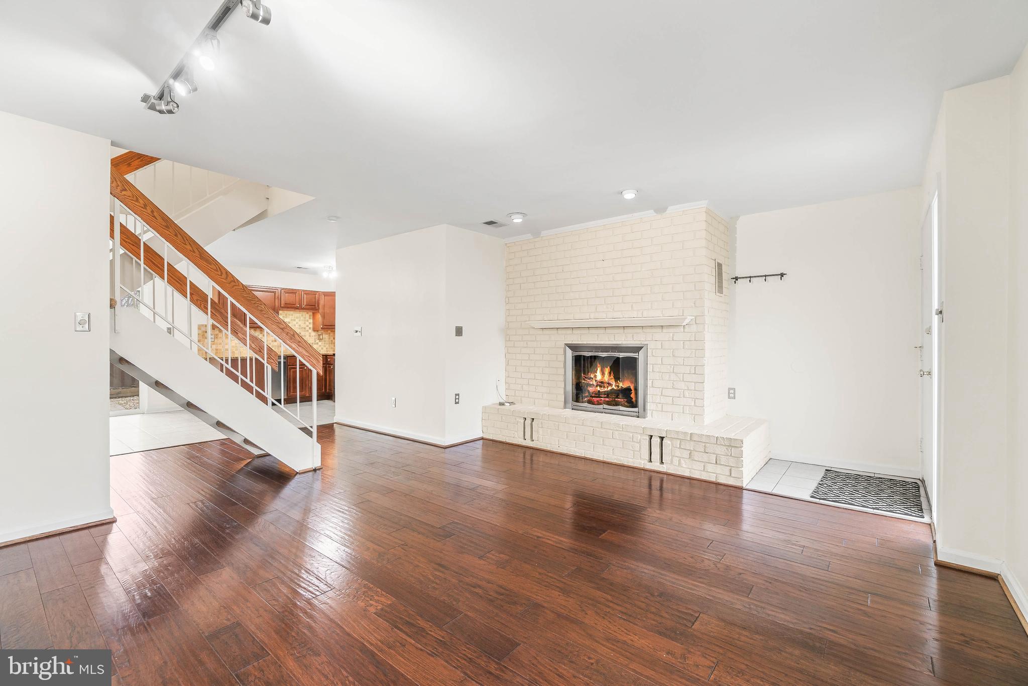 2233 Southgate Square Reston, VA 20191 - Photo 7 of 40 Living room
