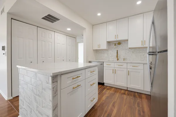 $249,900 | 720 Wellington Avenue, Unit 117, Elk Grove Village, IL 60007