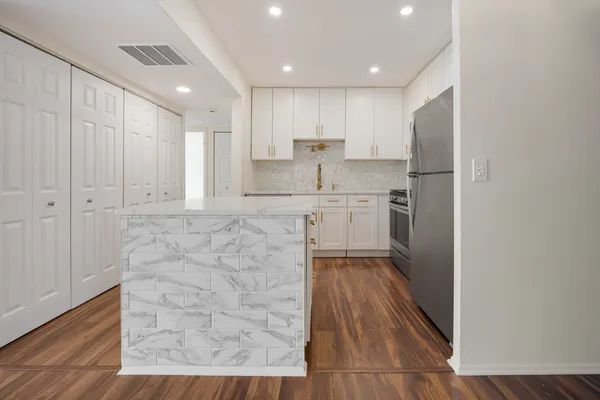 $249,900 | 720 Wellington Avenue, Unit 117, Elk Grove Village, IL 60007