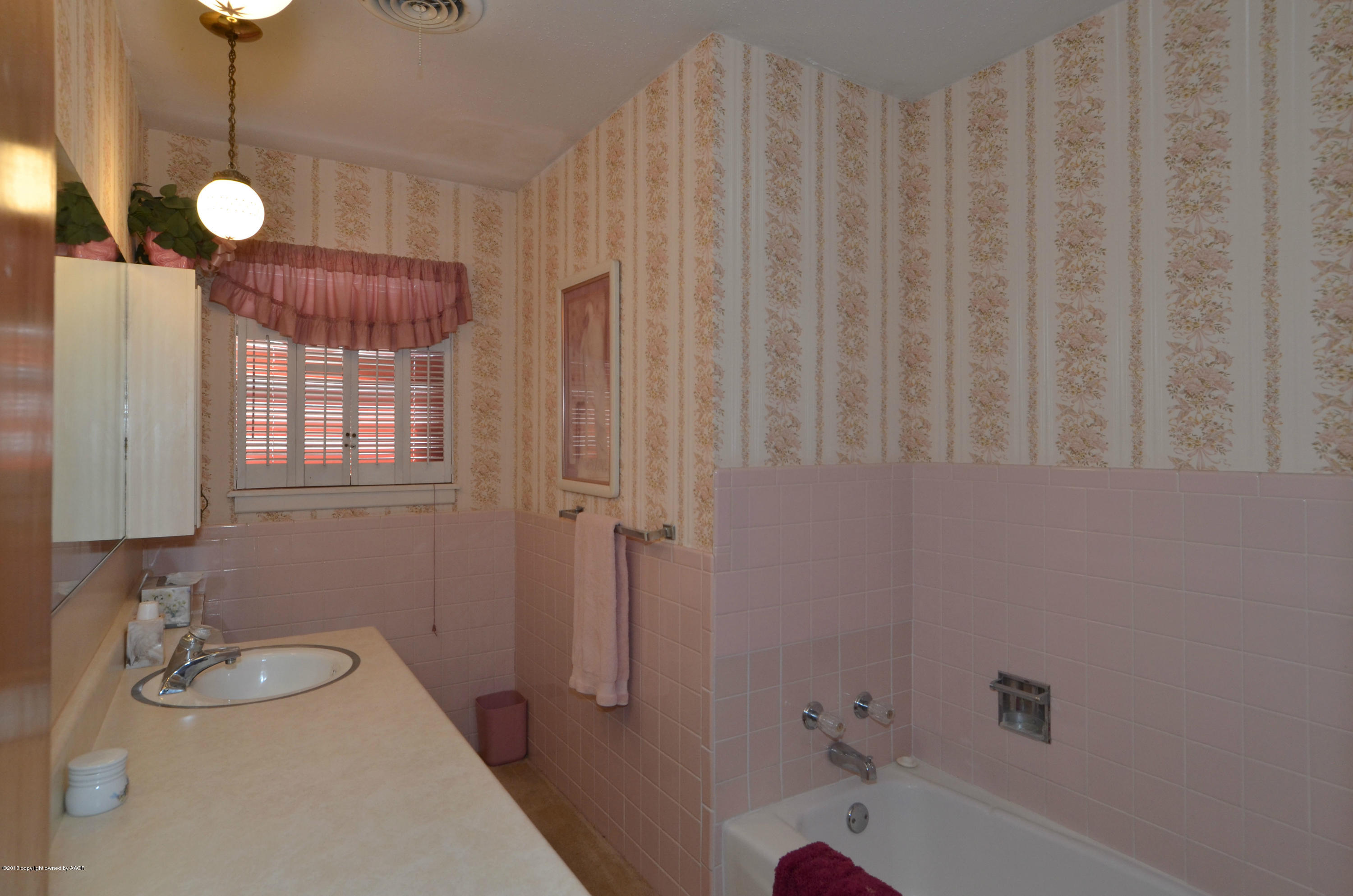 5107 Temple Drive Amarillo, TX 79110 - Photo 14 of 19 Hall Bath 2