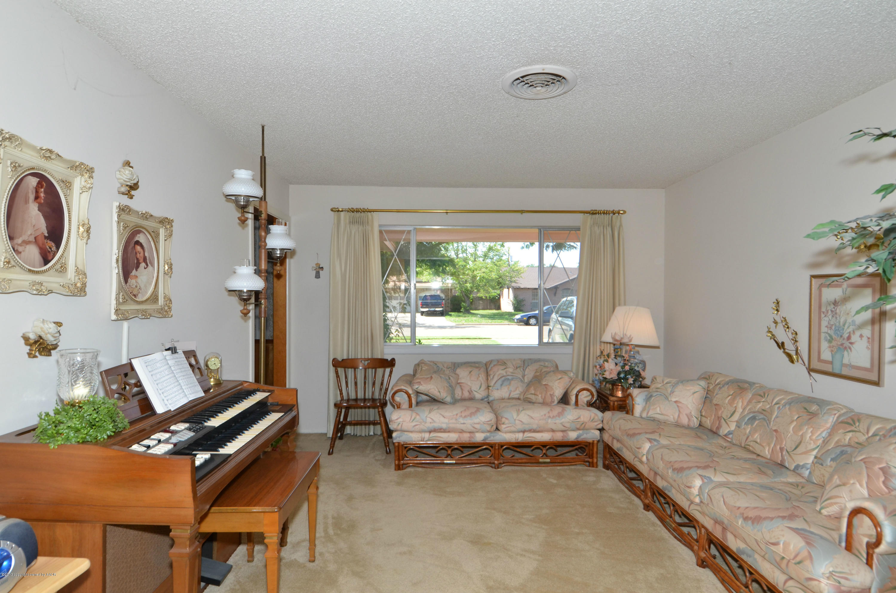 5107 Temple Drive Amarillo, TX 79110 - Photo 3 of 19 Living Room