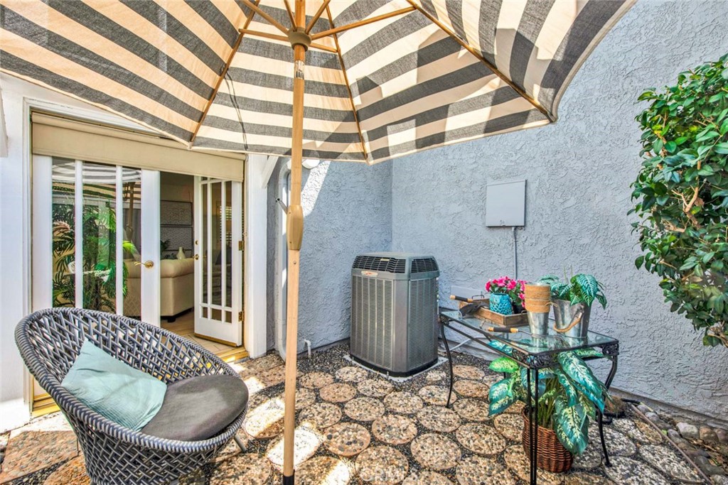 2569 Elden Avenue, Unit A1 Costa Mesa, CA 92627 - Photo 25 of 28 FRONT CORTYARD AREA