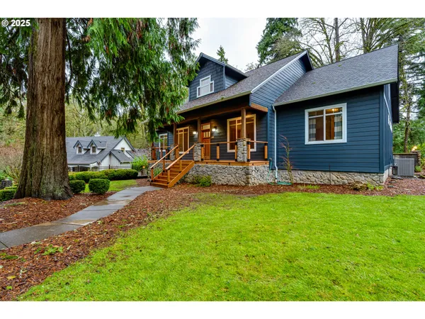 a view of a house with backyard