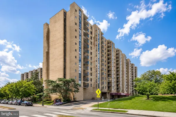 a view of a multi story building