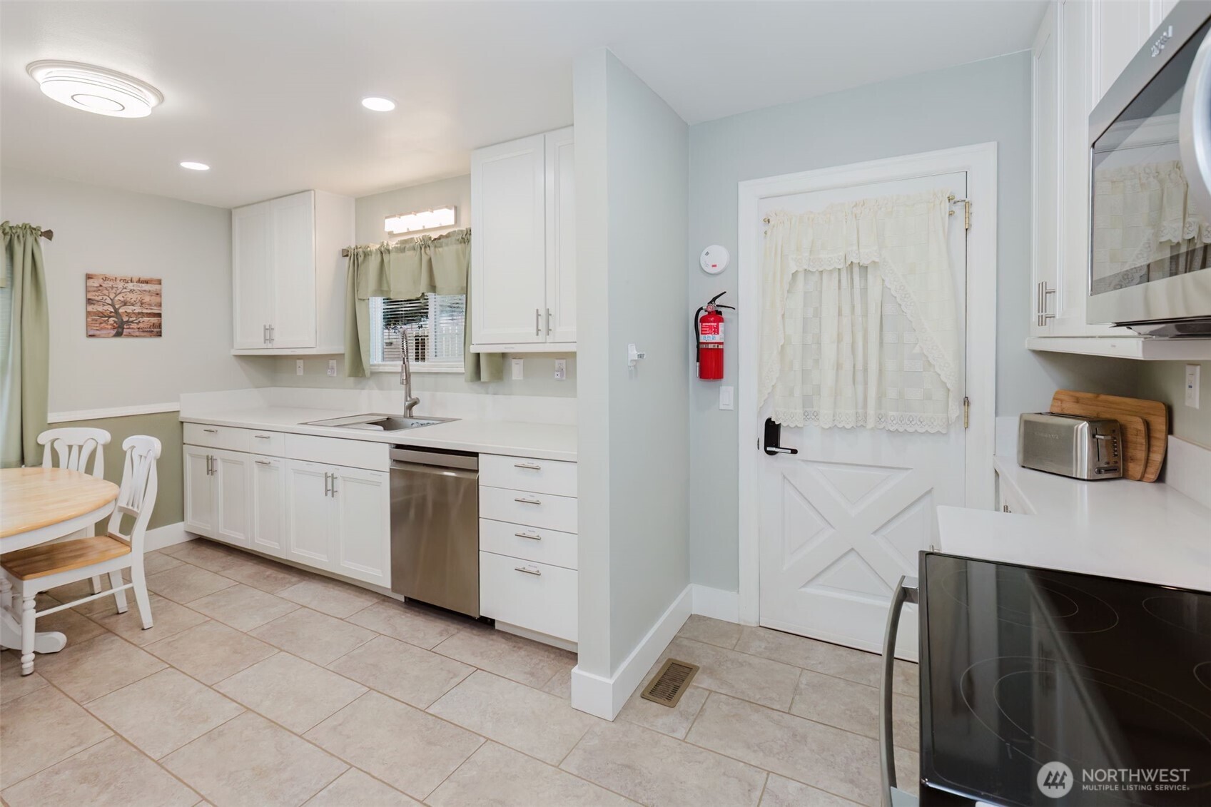 4898 East Collins Road Port Orchard, WA 98366 - Photo 11 of 37 Gallery Image 11