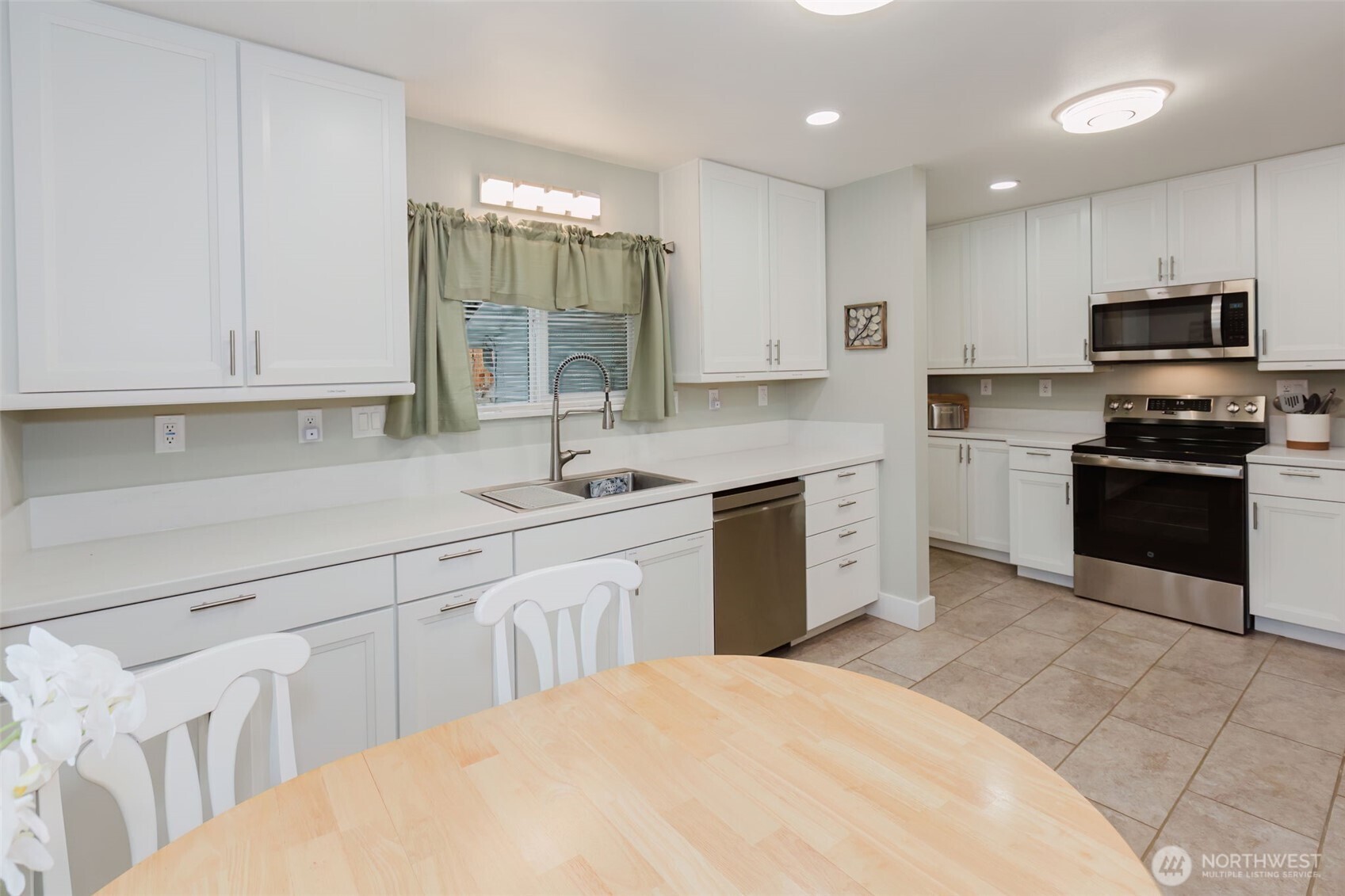 4898 East Collins Road Port Orchard, WA 98366 - Photo 12 of 37 Gallery Image 12