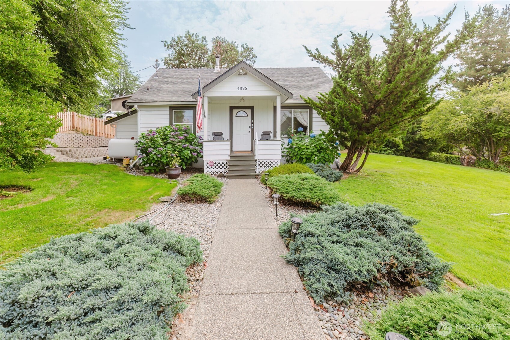 4898 East Collins Road Port Orchard, WA 98366 - Photo 4 of 37 Gallery Image 4