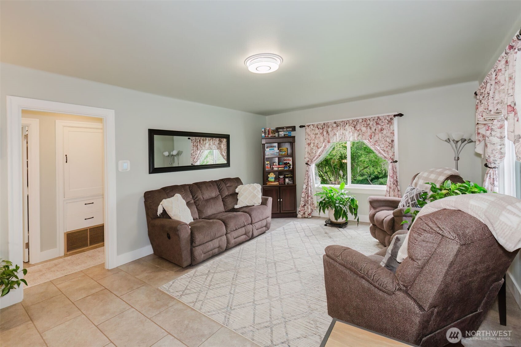 4898 East Collins Road Port Orchard, WA 98366 - Photo 6 of 37 Gallery Image 6