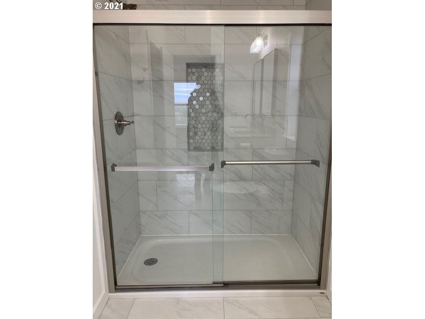 46368 Durham Place Pendleton, OR 97801 - Photo 12 of 32 a bathroom with a shower