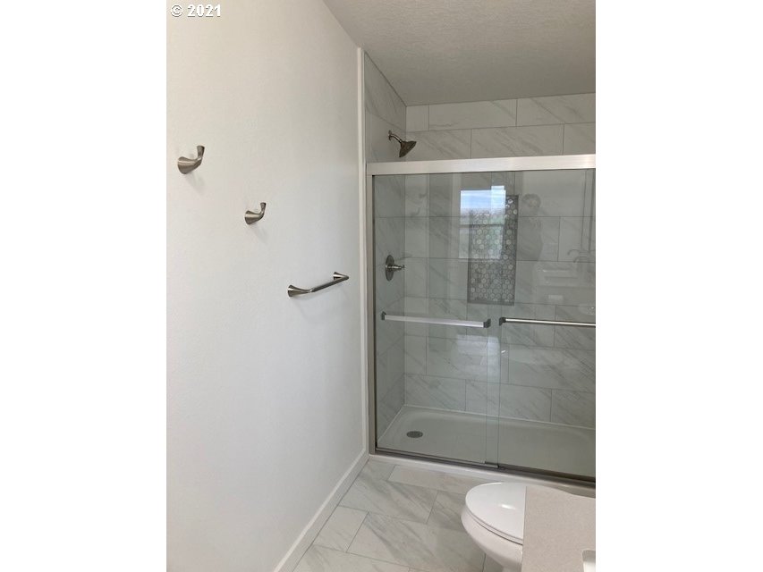 46368 Durham Place Pendleton, OR 97801 - Photo 14 of 32 a bathroom with a shower
