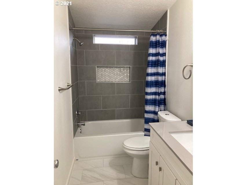 46368 Durham Place Pendleton, OR 97801 - Photo 20 of 32 a bathroom with a toilet and shower