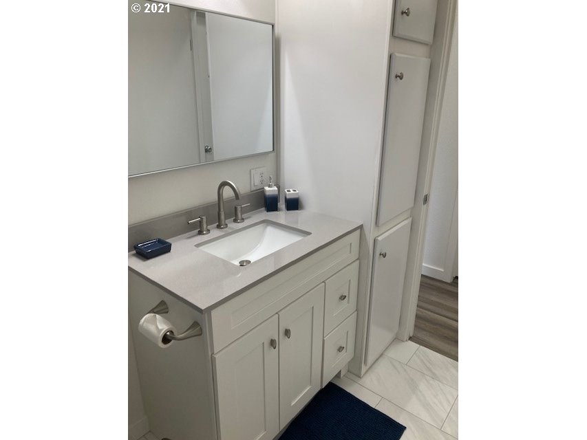 46368 Durham Place Pendleton, OR 97801 - Photo 21 of 32 a bathroom with a sink and a mirror