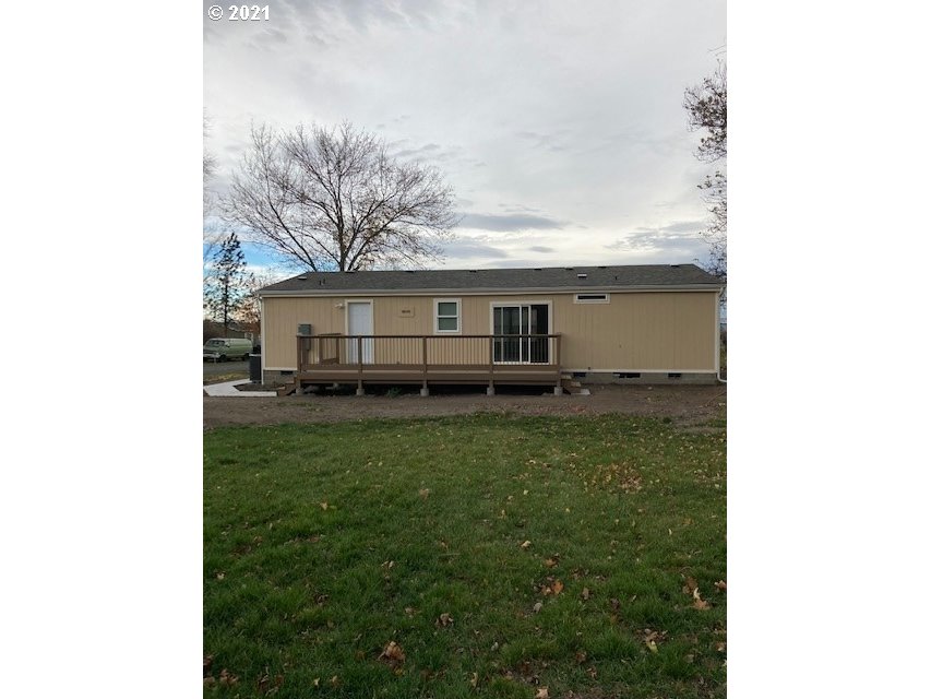46368 Durham Place Pendleton, OR 97801 - Photo 24 of 32 a view of a house with a backyard