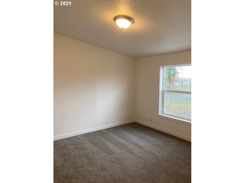46368 Durham Place Pendleton, OR 97801 - Photo 10 of 32 a view of an empty room with a window