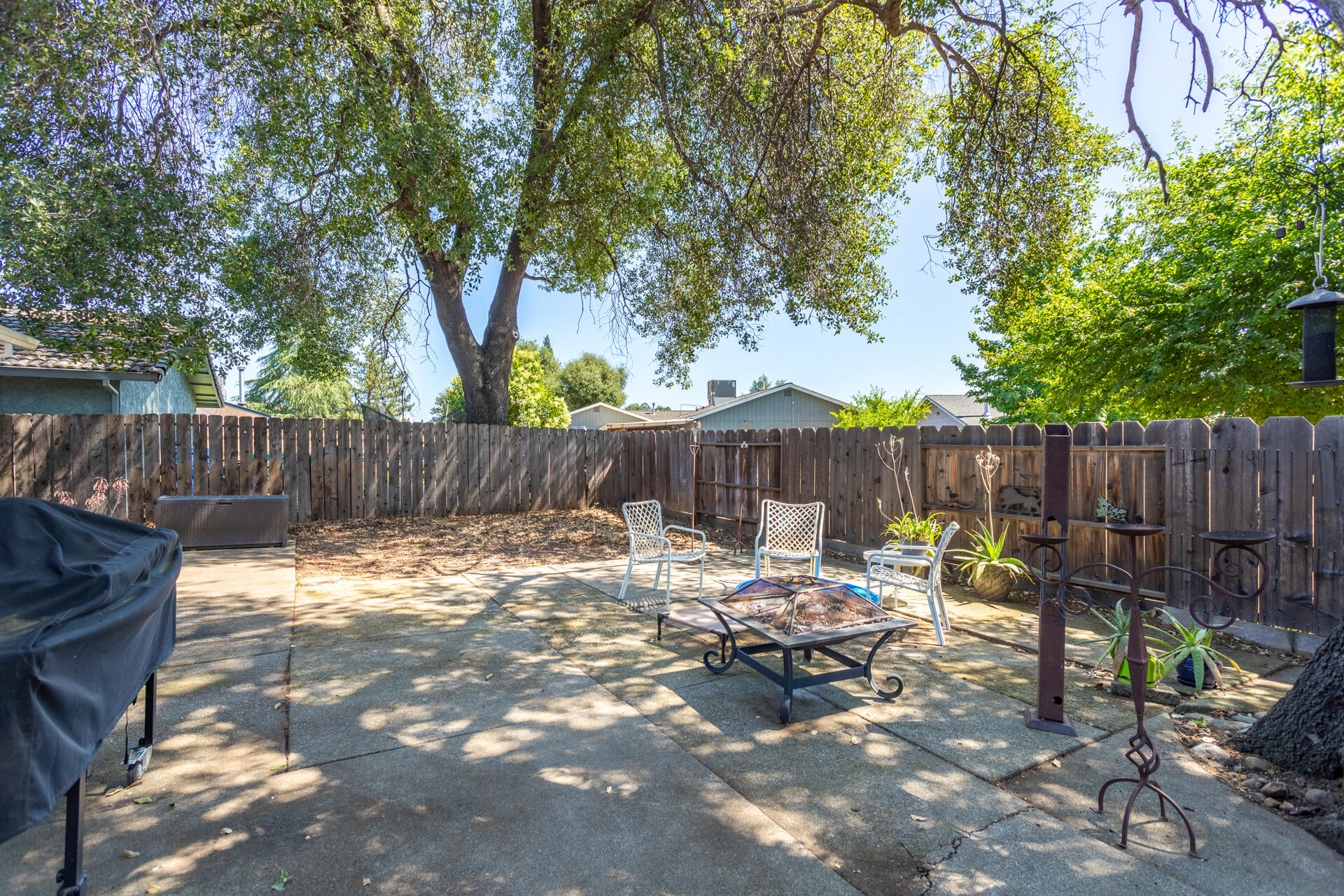 1274 Harpole Road Redding, CA 96002 - Photo 20 of 27 a backyard of a house with table and chairs