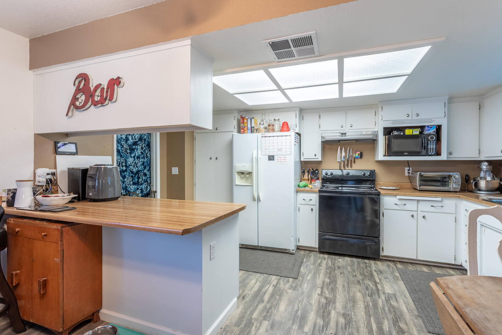 1274 Harpole Road Redding, CA 96002 - Photo 4 of 27 a kitchen with kitchen island a refrigerator stove and microwave