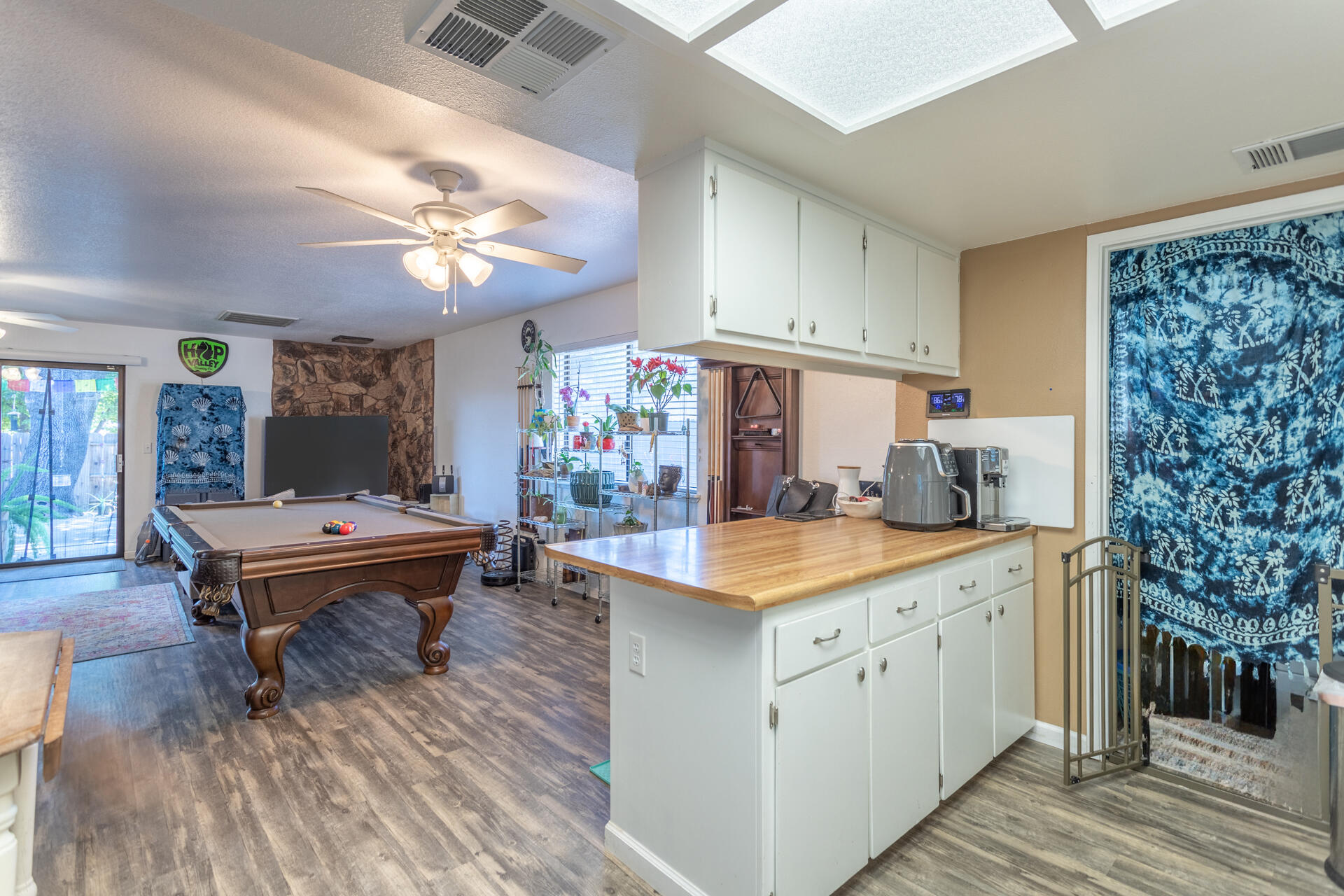 1274 Harpole Road Redding, CA 96002 - Photo 5 of 27 a living room with furniture and a table