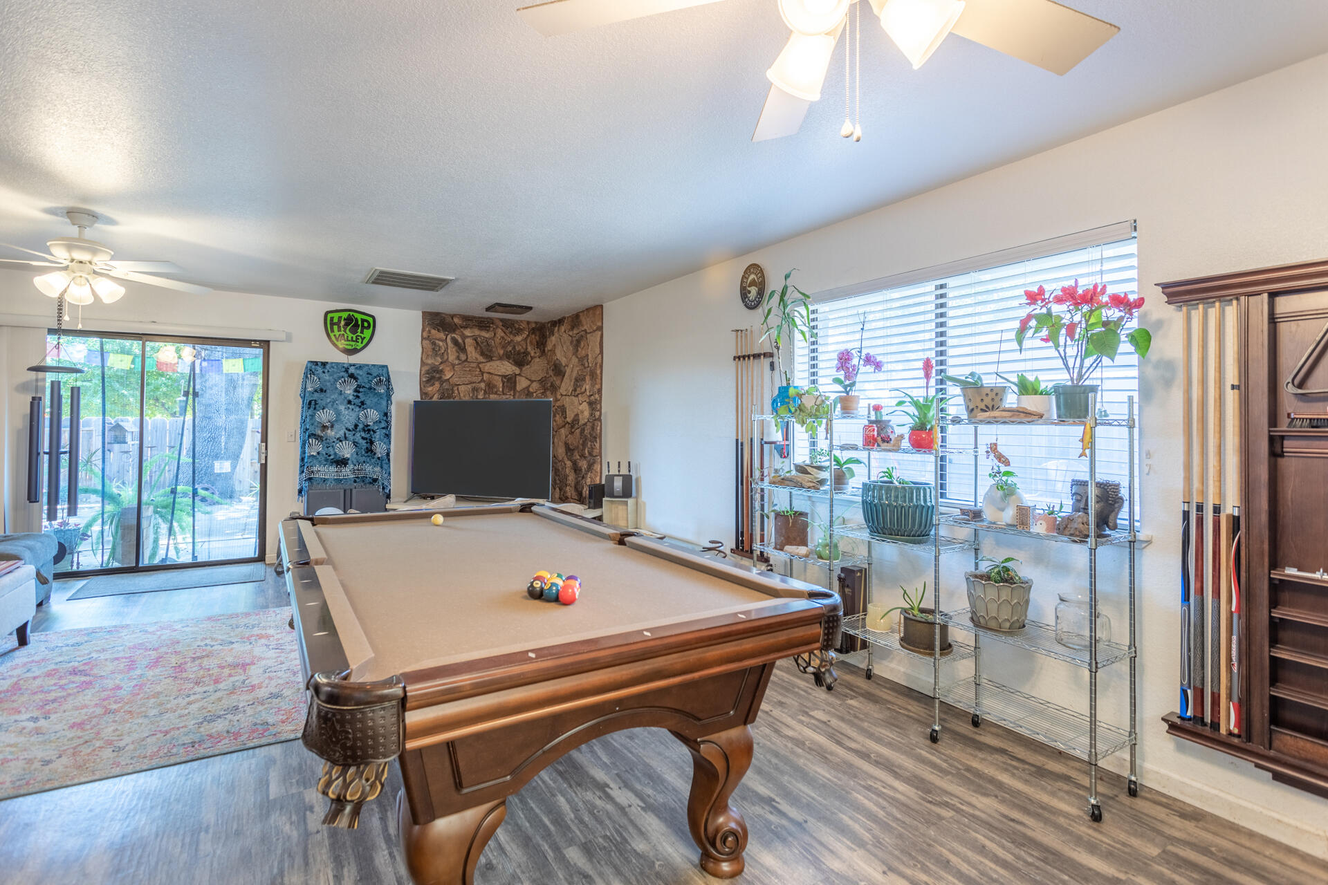 1274 Harpole Road Redding, CA 96002 - Photo 6 of 27 a room with furniture and window