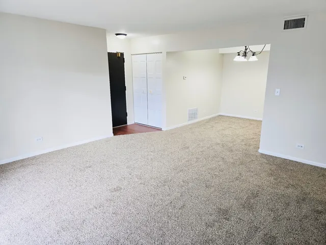 $189,900 | 612 Waterford Road South, Unit 1B, Schaumburg, IL 60193