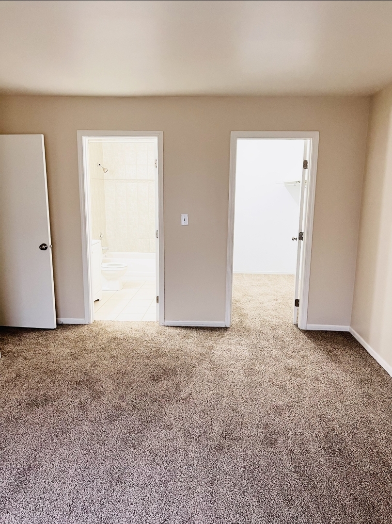 612 Waterford Road South, Unit 1B Schaumburg, IL 60193 - Photo 7 of 10 an empty room with a natural light