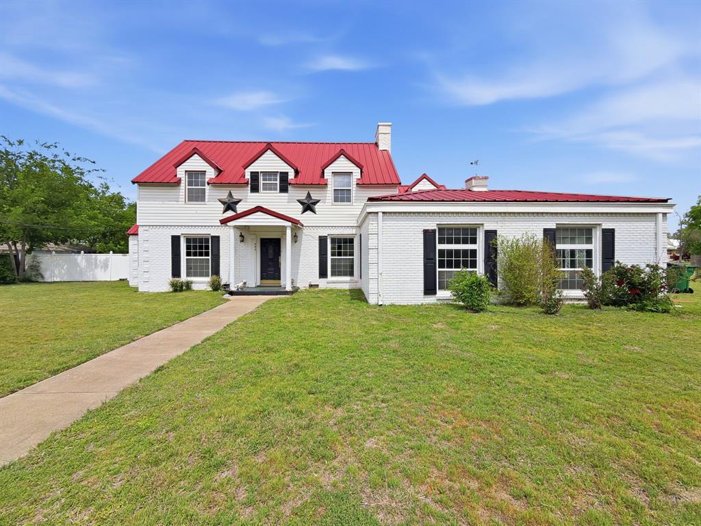 a view of a house with a backyard