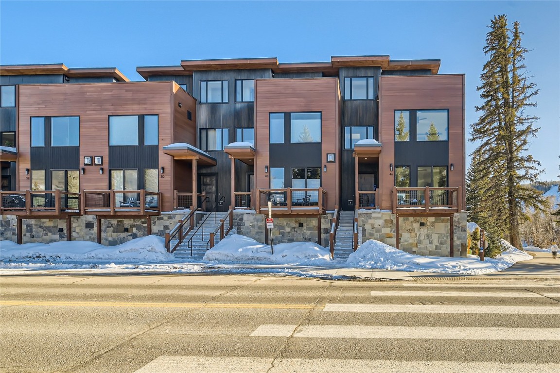 a building that has a lots of windows on it