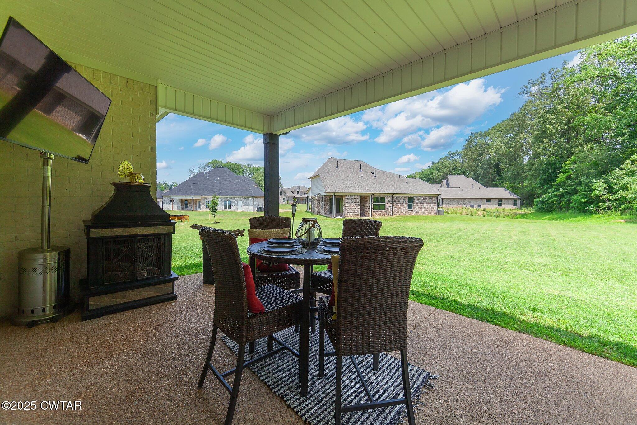 63 Westcott Cove Jackson, TN 38305 - Photo 28 of 31 a backyard of a house with table and chairs