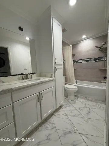 a close up view of a washer and dryer