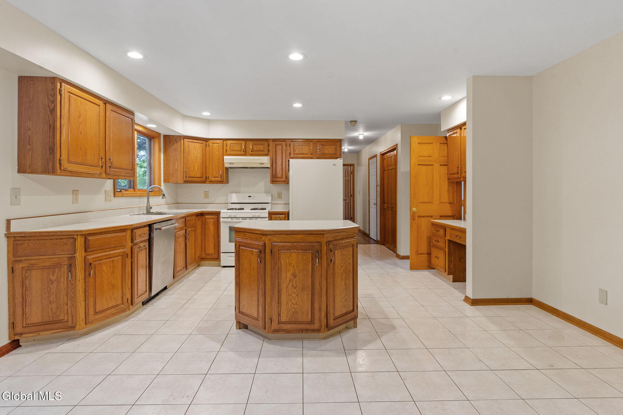 43 Oak Tree Lane Colonie, NY 12309 - Photo 17 of 40 14-web-or-mls-43-oak-tree-ln